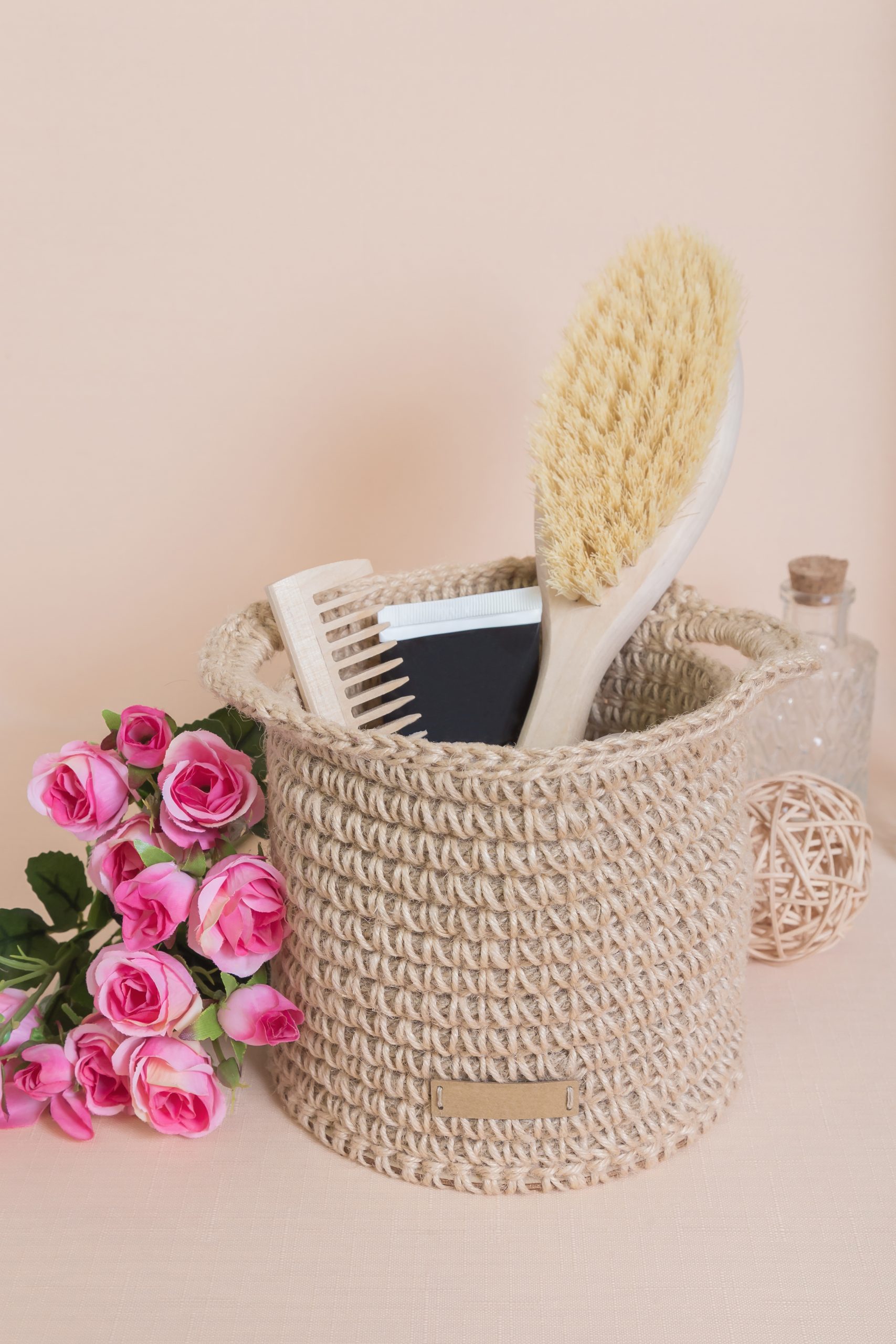 Panier de salle de bain avec brosse et bouquet de roses